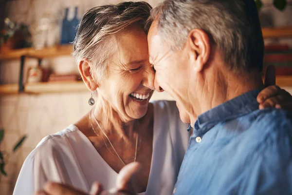 Menari Pasangan Senior Yang Bahagia Tersenyum Bersama Dan Menari Dengan — Stok Foto