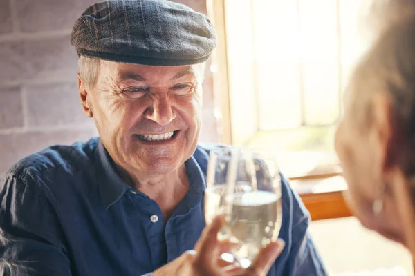 Şampanya Kadehi Kutlama Restoranda Emekliliğe Gülümseyen Yaşlı Çift Yıldönümü Evlilik — Stok fotoğraf