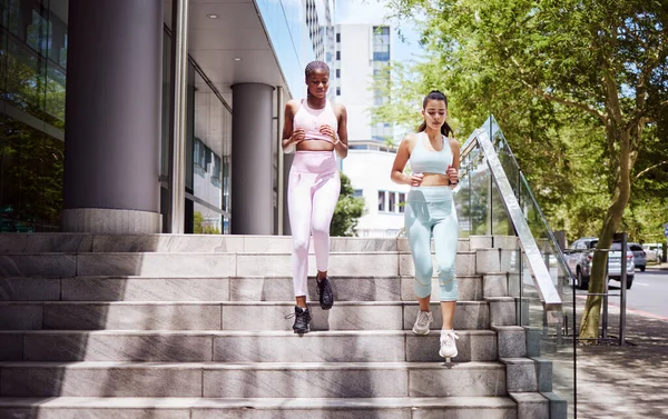 在城市室外跑步 城市健身和妇女心血管运动训练 锻炼和健康的生活方式 两项多样化的运动 跑步和运动的动力 强壮的身体和步调 — 图库照片