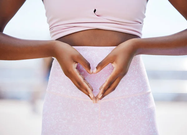 Fitness Saúde Mãos Mulher Negra Com Coração Estômago Treinamento Esportivo — Fotografia de Stock
