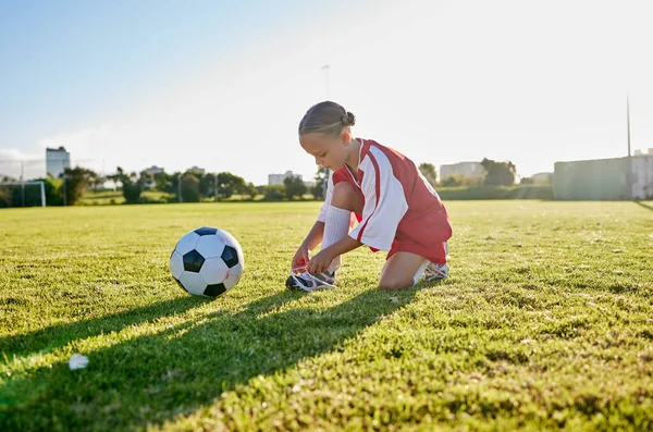 Futebol Treinamento Amarrar Sapatos Com Menina Treino Esportes Para Motivação — Fotografia de Stock