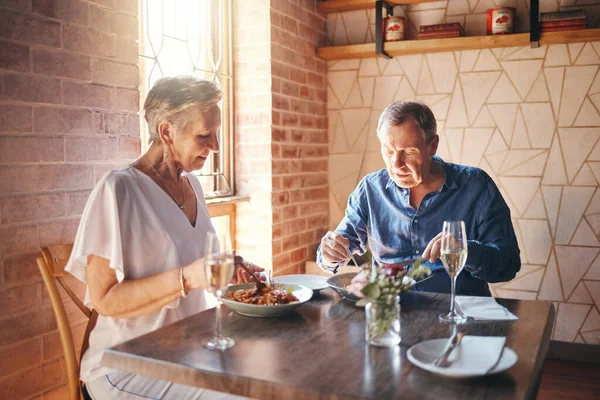 Mat Datum Och Seniorpar Äter Fin Restaurang Och Äter Lunch — Stockfoto