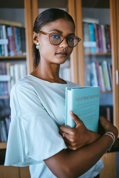 Жінка Студент Бібліотекою Друкує Книги Полиці Коледжу Або Університетської Освіти — стокове фото