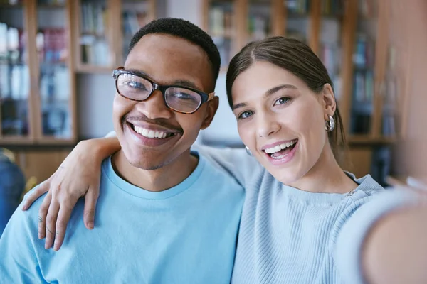 Üniversite Öğrencileri Kütüphane Arkadaşları Eğitim Edebiyat Merkezinde Birlikte Gülümsüyorlar Eğitim — Stok fotoğraf