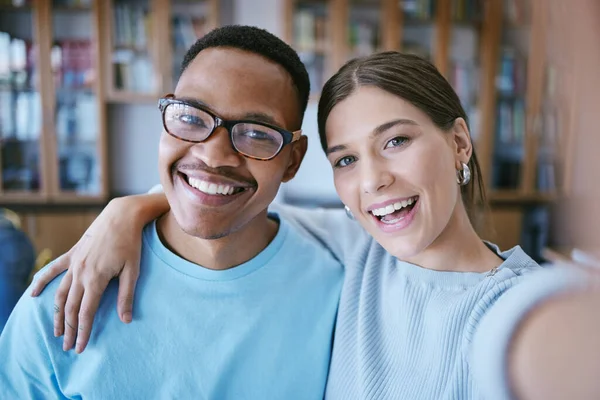 Universitetsstudenter Och Biblioteksvänner Ler Tillsammans Utbildningslitteraturcentret Glad Glad Och Optimistisk — Stockfoto