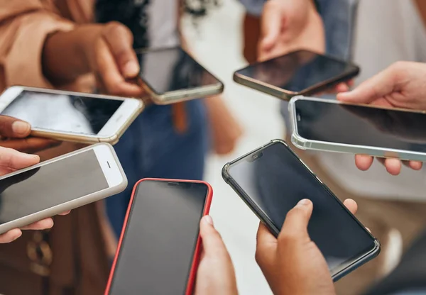 Menschen Gruppieren Hände Handybildschirm Und Social Media Apps Tippen Und — Stockfoto
