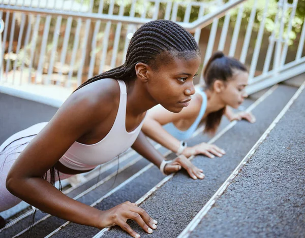 Фітнес Фізичні Вправи Тренування Подругами Дівчатами Вулиці Місті Етапах Тренування — стокове фото