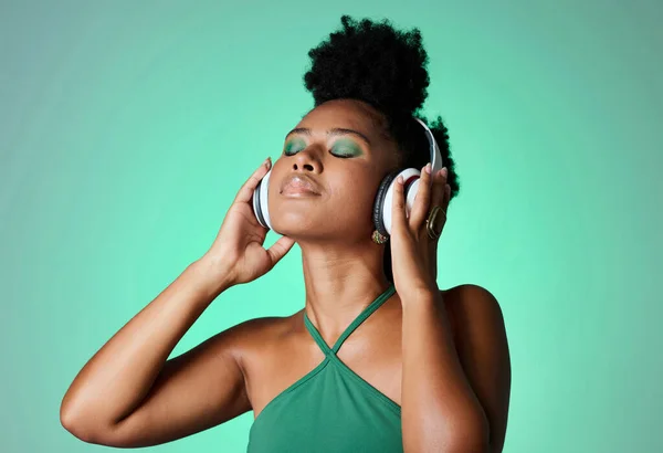 Mujer Negra Estudio Verde Con Auriculares Puestos Escuchando Música Joven — Foto de Stock
