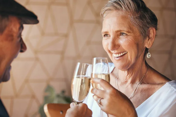 Senioren Paar Champagne Drinkt Toast Huis Thuis Voor Huwelijksverjaardag Viering — Stockfoto