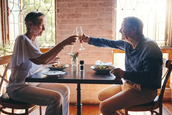 Champagne Perayaan Dan Pasangan Senior Bersulang Untuk Cinta Ulang Tahun — Stok Foto