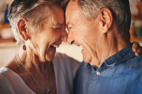 Gelukkige Laatstejaars Paar Lachende Voorhoofd Gezichten Vreugdevol Geluk Liefde Voor — Stockfoto