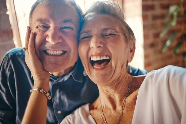 Glada Äldre Par Rolig Selfie Porträtt Pension Och Omfamna Äktenskapet — Stockfoto