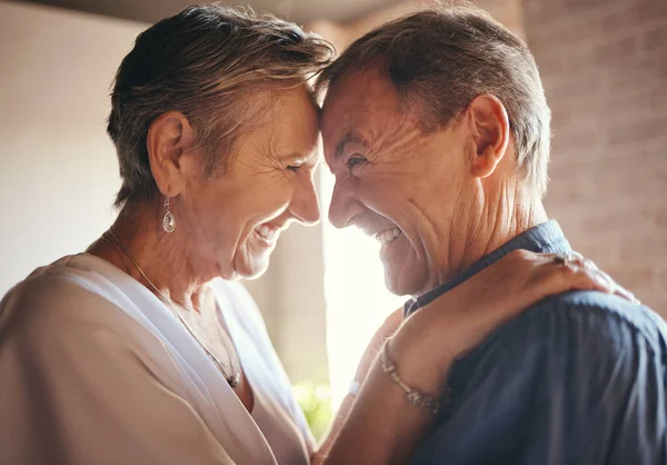 Liefde Gelukkig Lachen Bejaarde Echtparen Knuffelen Binden Hun Huis Samen — Stockfoto