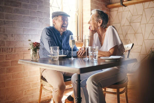 Cinta Senyum Dan Pasangan Tua Berpegangan Tangan Restoran Dengan Gelas — Stok Foto