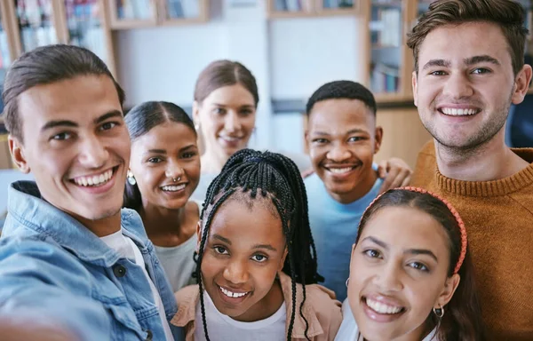 Portret Vrienden Universiteitsselfie Door Studenten Bibliotheek Samen Leren Ontspannen Onderwijs — Stockfoto