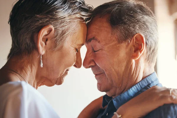 Liefde Steun Bejaarde Echtparen Knuffelen Engageren Begrijpen Samen Hun Huis — Stockfoto