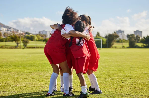 屋外での試合中にゴール 勝利とチームワークを祝うために サッカー場で子供たち サッカーチーム スポーツグループの群れが一緒になります トーナメント前の若者や子供や女の子 — ストック写真