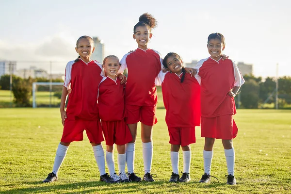 Equipe Meninas Crianças Campo Futebol Desenvolvimento Esportivo Para Meninas Felizes — Fotografia de Stock