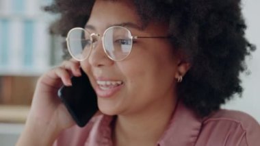 İş hayatında siyahi kadın, telefon görüşmesi ve dizüstü bilgisayarı modern ofis açılışında, pazarlama ajansında ya da işte. Genç yaratıcı çalışan, tasarımcı ve sosyal medya web yöneticisi mobil konuşmada online planlama.