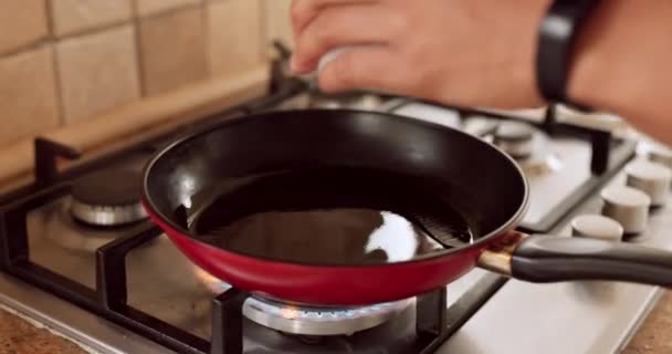 Cebula Gotowanie Kuchnia Patelnia Rąk Jedzeniem Domu Kuchence Osoba Lub — Wideo stockowe