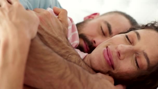 夫婦の睡眠と家の寝室で抱擁 イスラエルからの男性と女性が寝て アパートやホテルで一緒に休む リラックス 幸せな結婚と健康的なライフスタイル — ストック動画