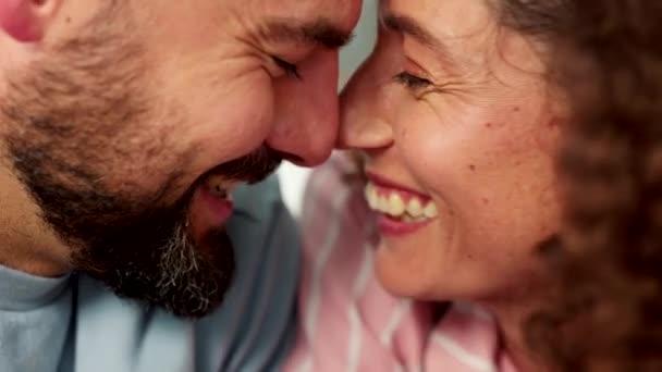 Pareja Joven Feliz Frotándose Nariz Tocando Caras Acercamiento Hombre Mujer — Vídeos de Stock