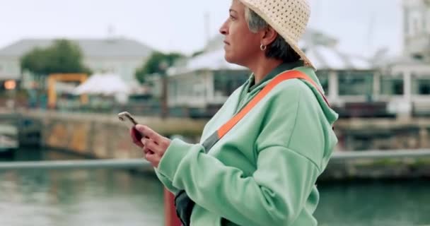 Cestování Gps Vyhledávání Starou Ženou Telefon Odchodu Důchodu Dovolené Berlíně — Stock video