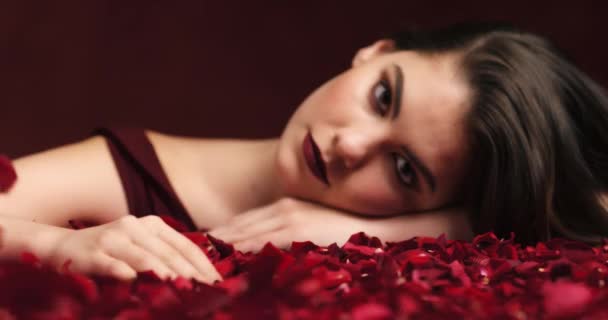 Květiny Krása Portrét Ženy Relaxují Kreativním Tmavém Studiu Vypadají Žensky — Stock video