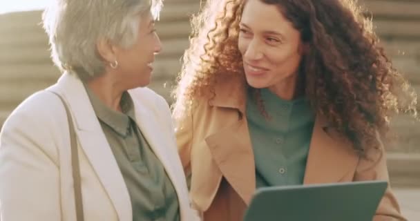 Tablet Viagens Mídias Sociais Com Uma Mulher Mãe Cidade Para — Vídeo de Stock