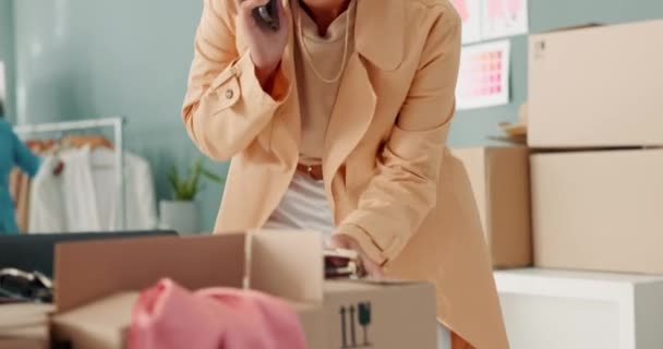 Kadın Telefon Görüşmesi Nakliye Kutuları Lojistik Ofisinde Dizüstü Bilgisayar Siparişi — Stok video