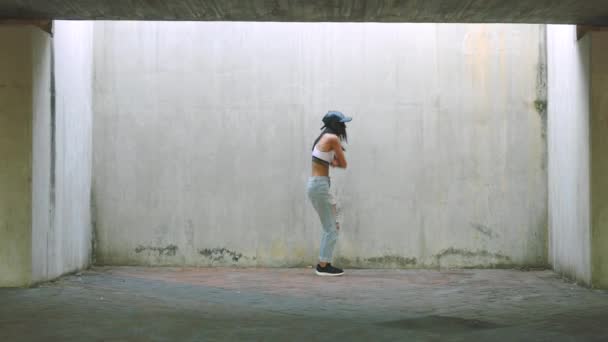 Mujer Danza Urbana Hip Hop Artista Callejero Rendimiento Energía Libertad — Vídeos de Stock