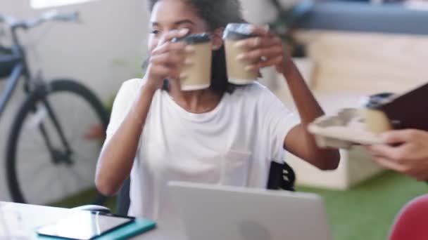 Üzleti Találkozó Kávé Csapat Dolgozik Design Irodában Együttműködés Csapatmunka Stratégia — Stock videók