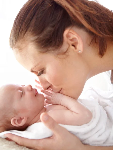 Precious Bonding Time Closeup Shot Mother Tenderly Kissing Her Newborn — Stock Photo, Image