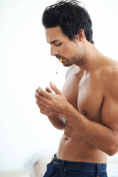 Iluminación Retrato Hombre Pecho Desnudo Encendiendo Cigarrillo Aislado Blanco —  Fotos de Stock