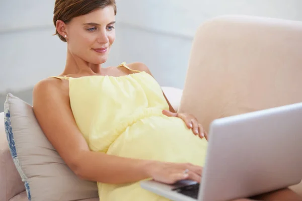 Zkoumání Mateřství Zatímco Klidu Těhotná Žena Pomocí Svého Notebooku Při — Stock fotografie