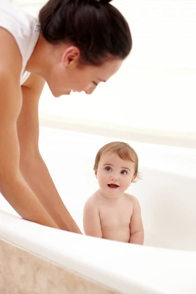 Hora Favorita Del Día Una Madre Lavando Adorable Bebé Baño —  Fotos de Stock