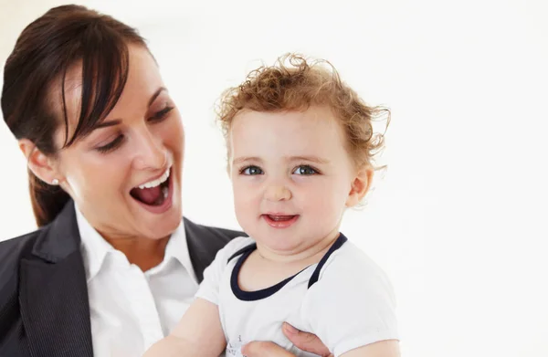 Maternidad Prioridad Número Uno Joven Mamá Vistiendo Traje Negocios Sonriendo — Foto de Stock