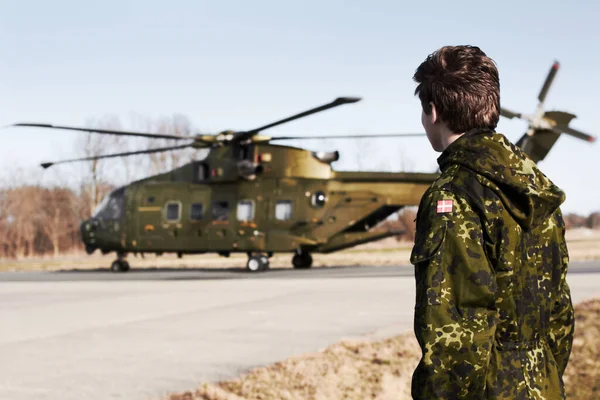 Bij Dropzone Een Jonge Soldaat Kijkt Naar Een Legerhelikopter — Stockfoto