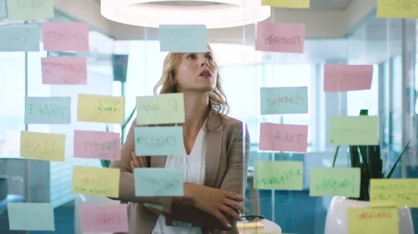 사업적 여성들 사무실에서 유리로 아이디어를 마케팅하기 전략을 계획하고 있습니다 프로젝트의스케 — 스톡 사진