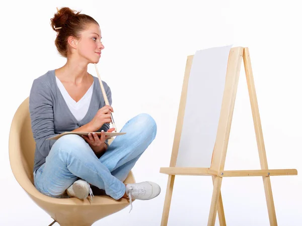 Čekám Inspiraci Úderu Studio Záběr Mladé Umělkyně Sedí Židli Dívá — Stock fotografie