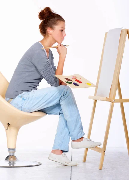 Nápady Dnes Nepřicházejí Rychle Studio Záběr Mladé Ženy Sedí Židli — Stock fotografie