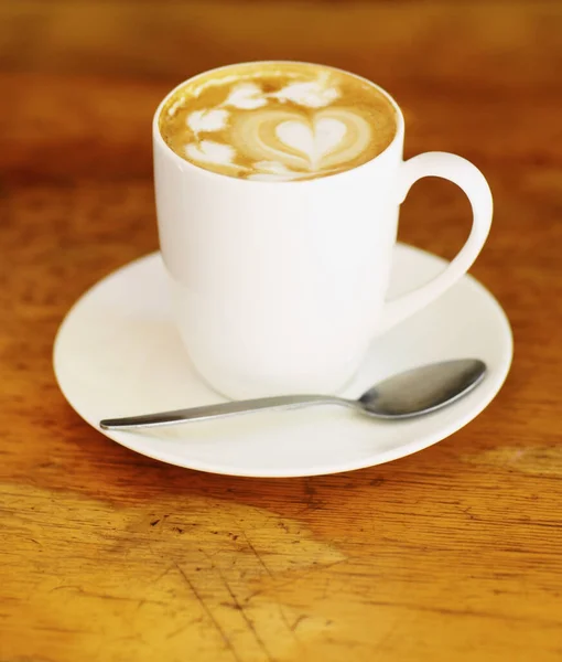 Készítette Egy Művész Egy Ügyesen Elkészített Cappuccino Egy Kávézó Asztalon — Stock Fotó