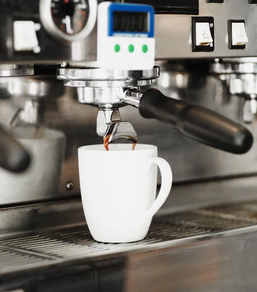 Vullen Met Frisheid Vers Gebrouwen Koffie Die Uit Een Koffiemachine — Stockfoto