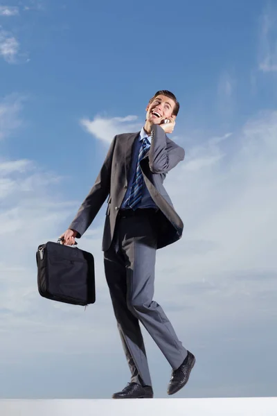 Entusiasmo Hombre Negocios Entusiasta Llevando Maletín Contra Cielo Azul —  Fotos de Stock