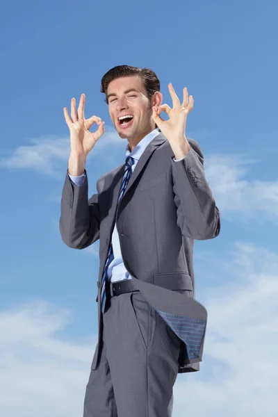 Excelente Trabajo Joven Hombre Negocios Dándote Visto Bueno Contra Cielo —  Fotos de Stock