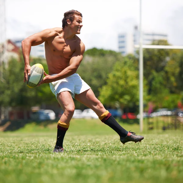 Łap Piłkę Strzał Dziesiątkę Młodego Rugby Bez Koszuli Wykonującego Podanie — Zdjęcie stockowe