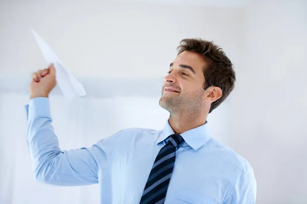 Giocherellona Sul Posto Lavoro Uomo Affari Sorridente Che Tiene Aereo — Foto Stock