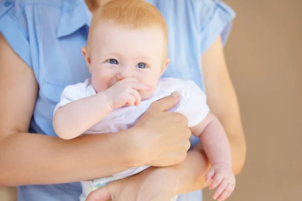 Schattig Meisje Een Schattig Meisje Wordt Vastgehouden Door Haar Moeder — Stockfoto