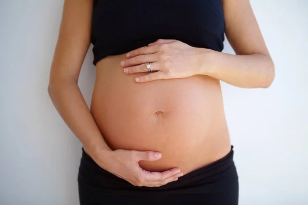 Předvádím Břiše Očekávající Matka Drží Své Těhotné Břicho Oříznuté — Stock fotografie