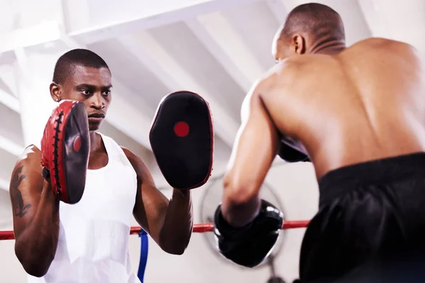 Geben Sie Alles Ein Boxer Übt Mit Seinem Sparringspartner Ring — Stockfoto